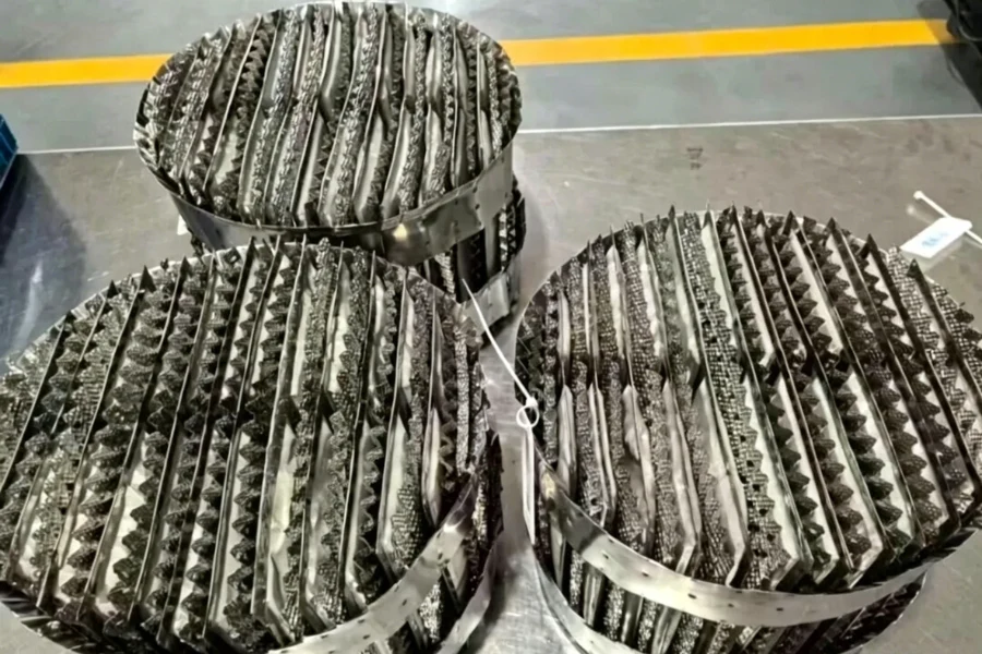 related column internals to maximize separation efficiency in rectification and stripping sections, ensuring full-column performance optimization