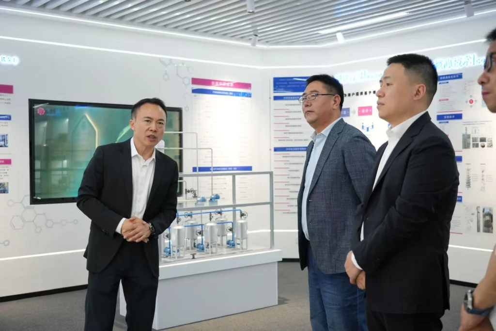 Kang Xiaoling, General Manager of DODGEN, introduces DODGEN's core technologies and innovation capabilities to the leadership delegation from Yuneng New Materials.